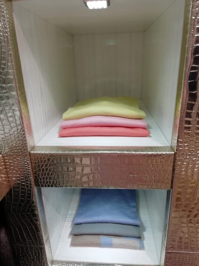 выкладка одежды в шкафу